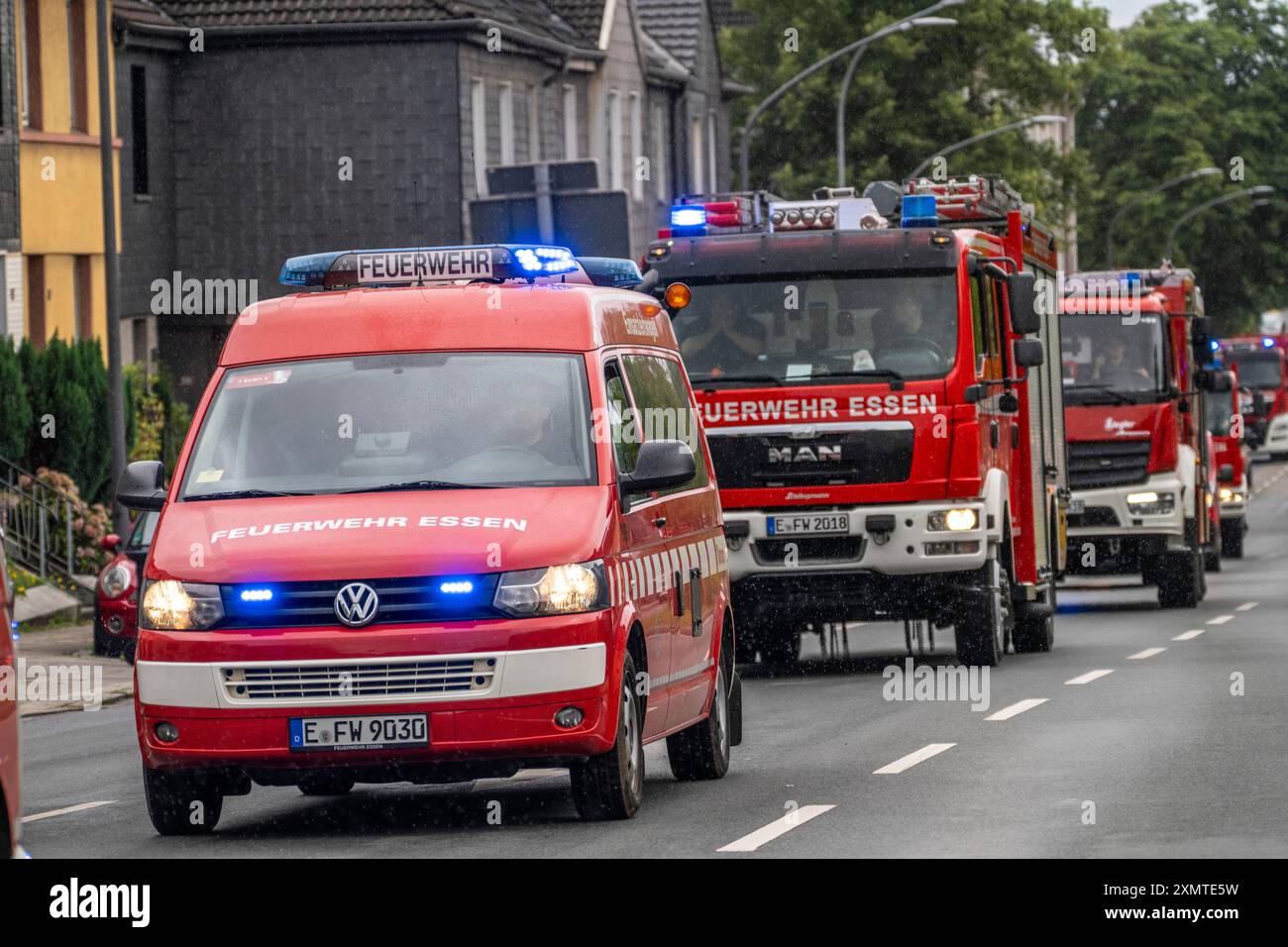 I vigili del fuoco di Essen, Mülheim e Oberhausen, con 140 vigili del fuoco, sulla strada per un'esercitazione operativa, con guida a colonna con 30 veicoli di emergenza Foto Stock