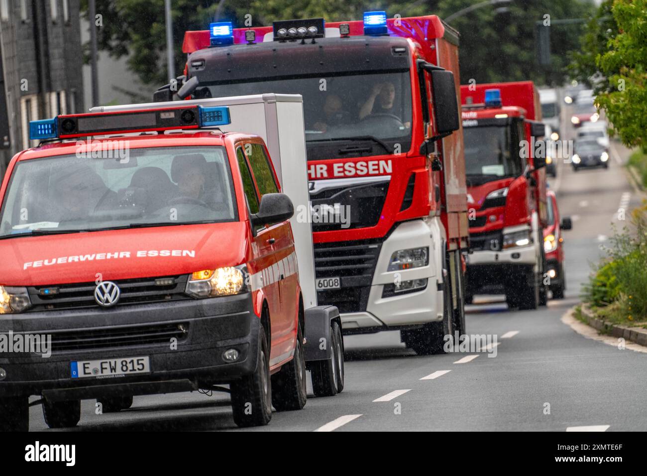 I vigili del fuoco di Essen, Mülheim e Oberhausen, con 140 vigili del fuoco, sulla strada per un'esercitazione operativa, con guida a colonna con 30 veicoli di emergenza Foto Stock
