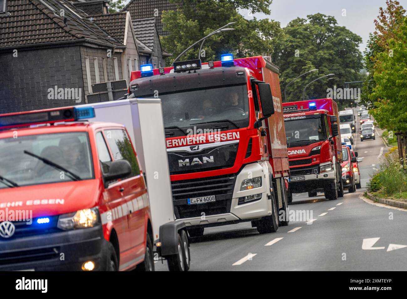 I vigili del fuoco di Essen, Mülheim e Oberhausen, con 140 vigili del fuoco, sulla strada per un'esercitazione operativa, con guida a colonna con 30 veicoli di emergenza Foto Stock