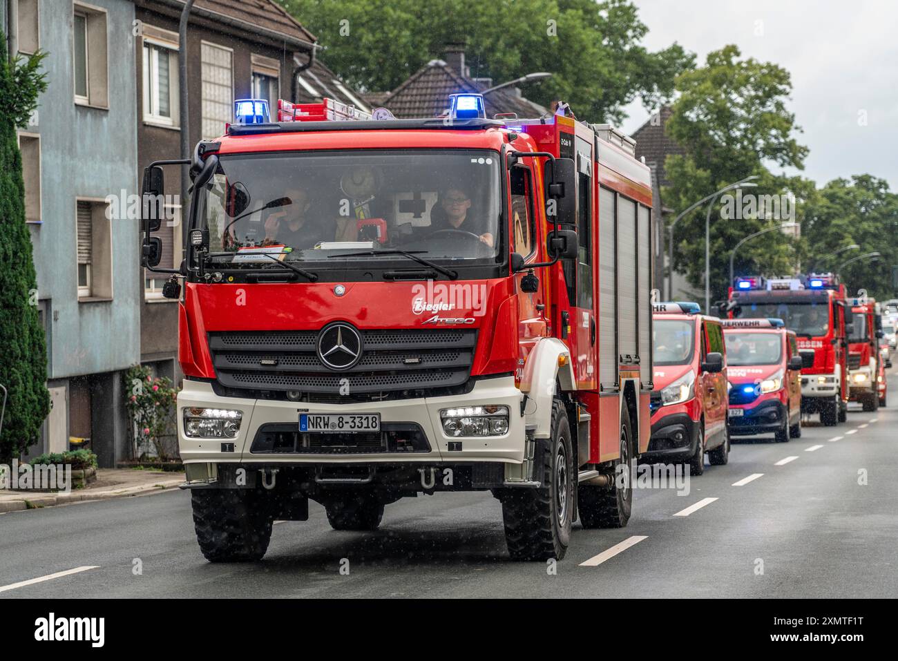 Motori antincendio di Essen, Mülheim e Oberhausen, con 140 vigili del fuoco, sulla strada per un'esercitazione di emergenza, guida a colonna con 30 veicoli di emergenza, Foto Stock