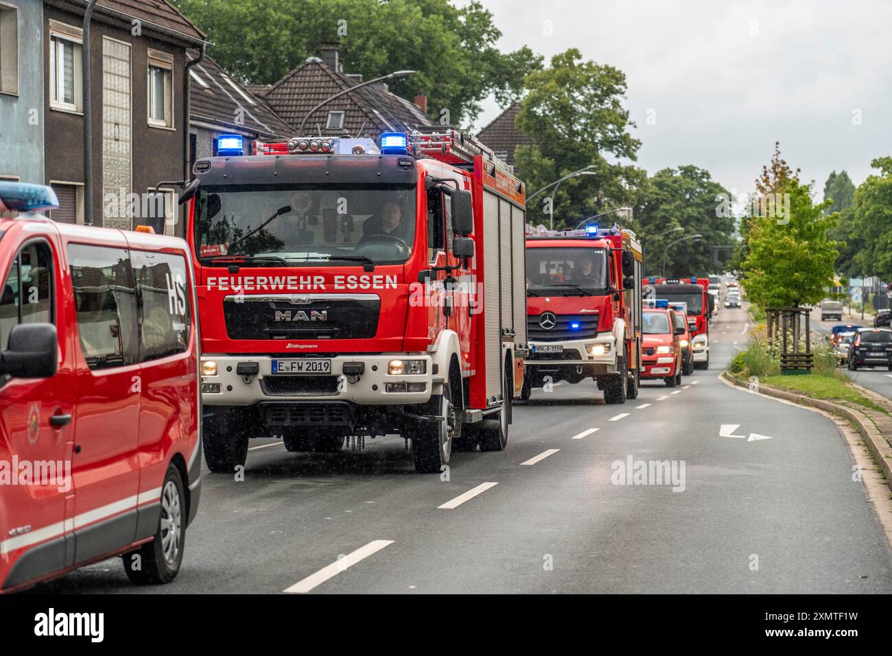 I vigili del fuoco di Essen, Mülheim e Oberhausen, con 140 vigili del fuoco, sulla strada per un'esercitazione operativa, con guida a colonna con 30 veicoli di emergenza Foto Stock