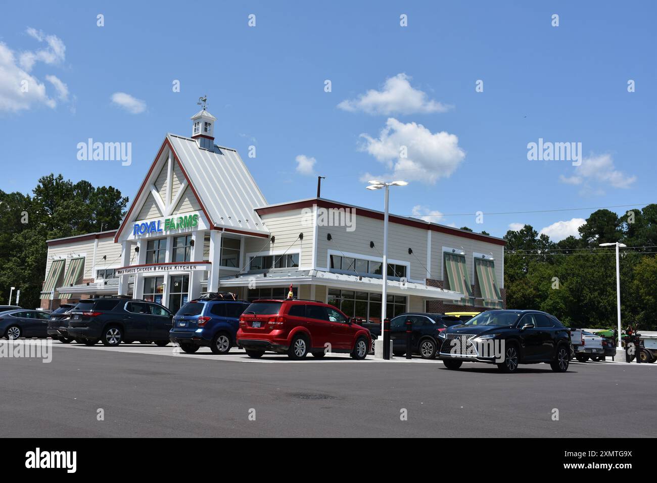 Un nuovo minimarket Royal Farms e distributore di benzina. Foto Stock