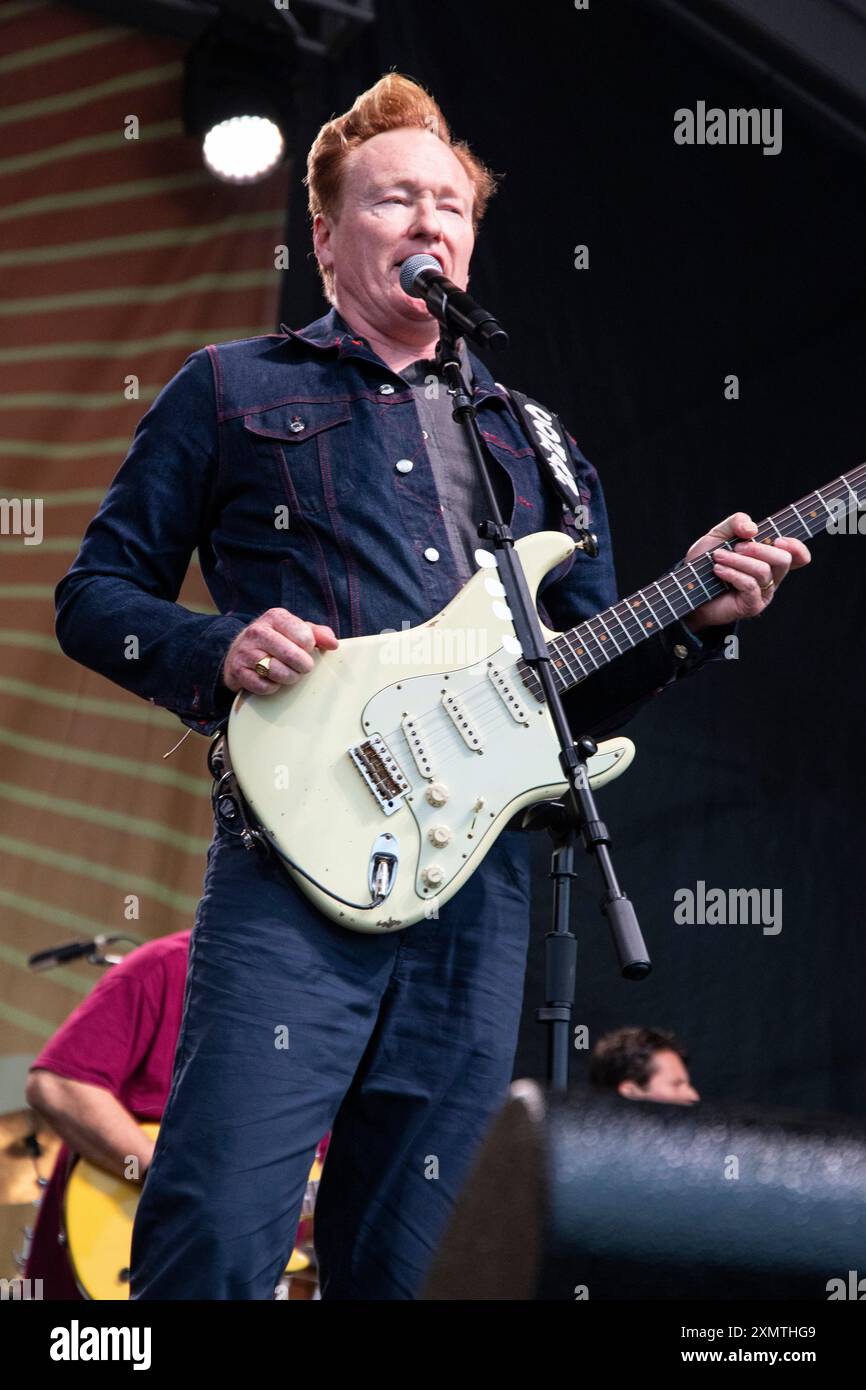 Newport, Rhode Island, 28 luglio 2024. Conan o'Brien si esibisce con Dawes e Jimmy Vivino al Newport Folk Festival, sul palco di Fort Adams Park. @ Veronica Bruno / Alamy Foto Stock