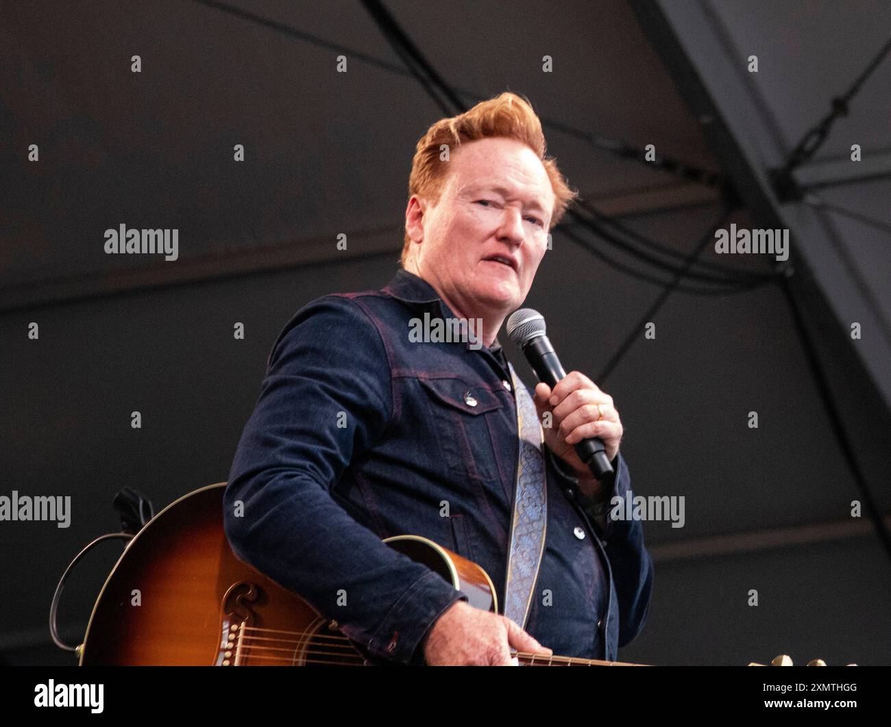 Newport, Rhode Island, 28 luglio 2024. Conan o'Brien si esibisce con Dawes e Jimmy Vivino al Newport Folk Festival, sul palco di Fort Adams Park. @ Veronica Bruno / Alamy Foto Stock