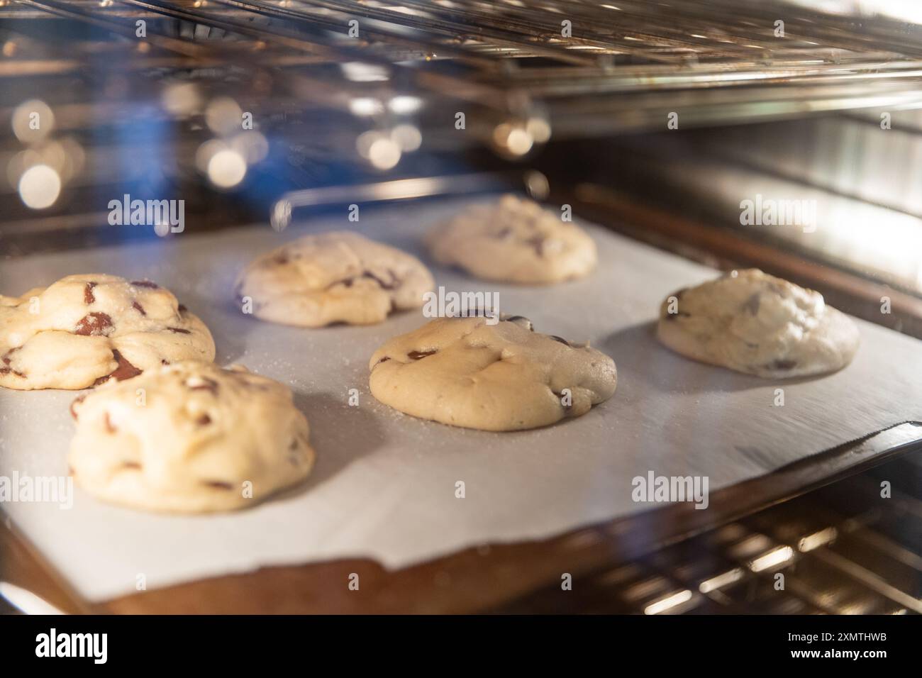 Biscotti fatti in casa con patatine di cioccolato cotti in forno, attenzione selettiva. Foto Stock