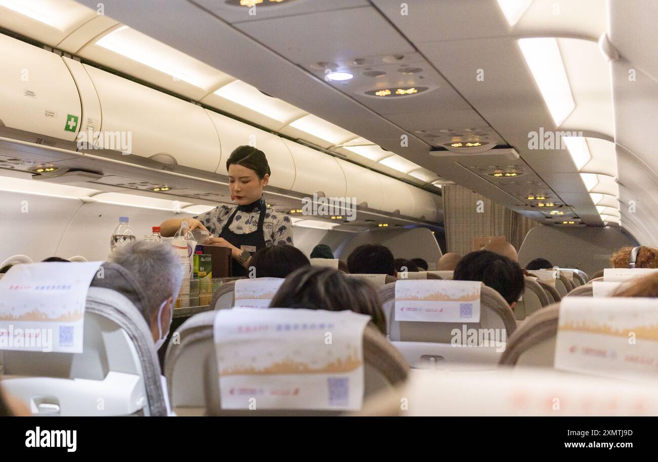 Shanghai, Cina - 26 maggio 2024: Servizio pasti dell'equipaggio di cabina China Eastern Airlines sul volo per Budapest, Ungheria Foto Stock