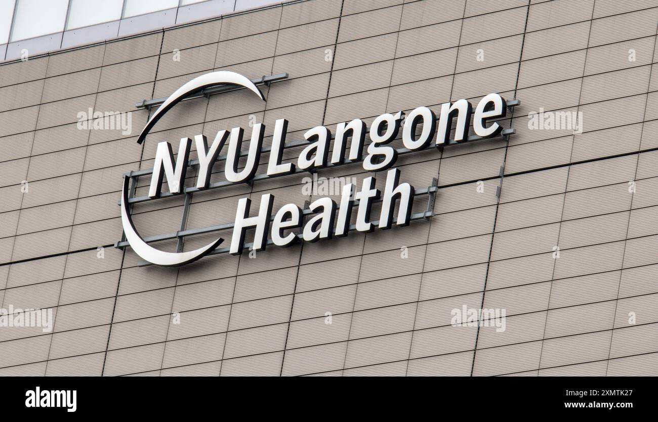 New York, NY - 23 giugno 2024: Cartello sanitario di NYU Langone sul lato dell'ospedale di Manhattan, New York. Foto Stock