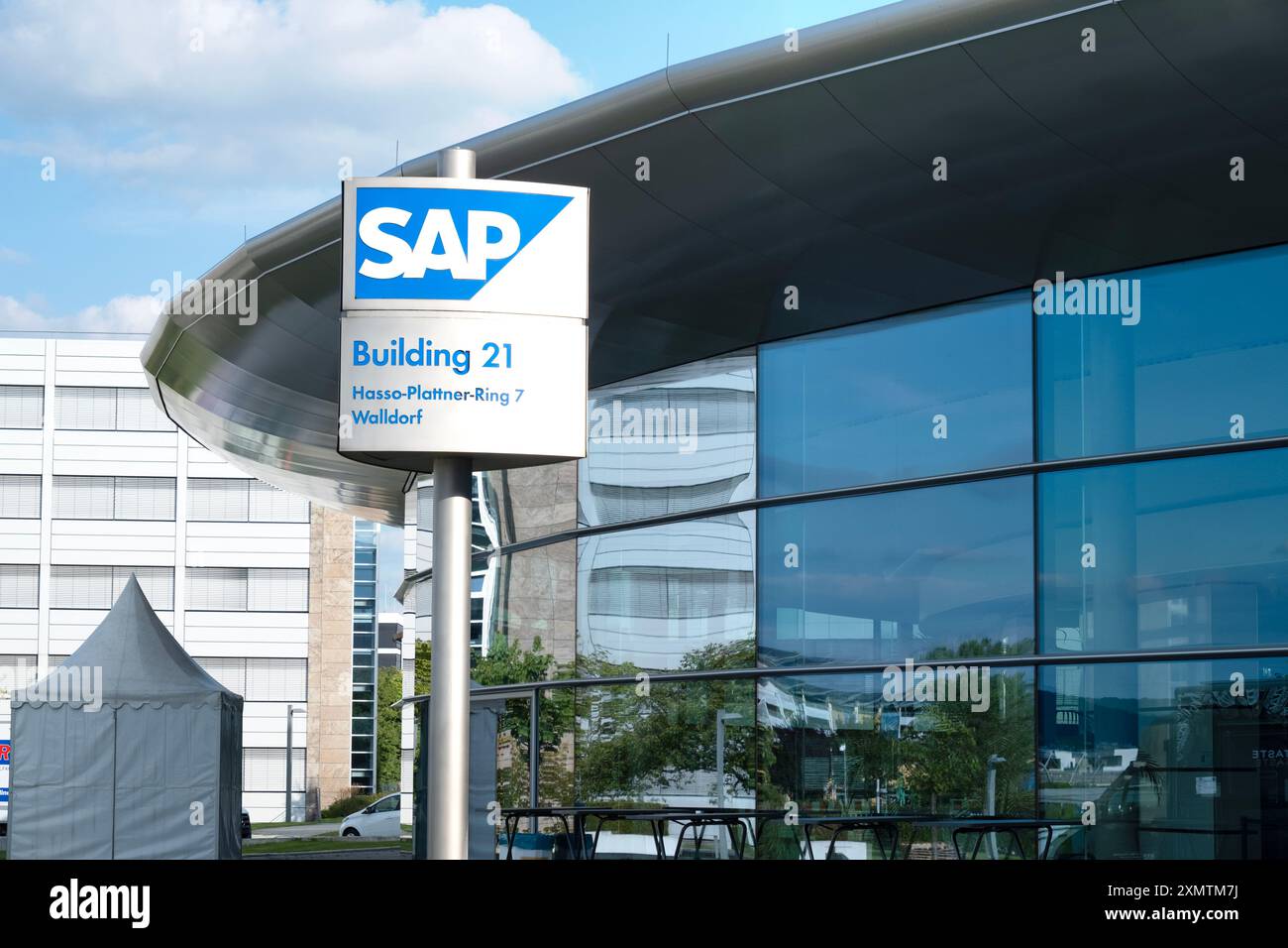 Il logo SAP se viene visualizzato in modo preminente sulla facciata della moderna sede centrale aziendale, il campus aziendale SAP, a simboleggiare la leadership globale nel settore software, Wall Foto Stock