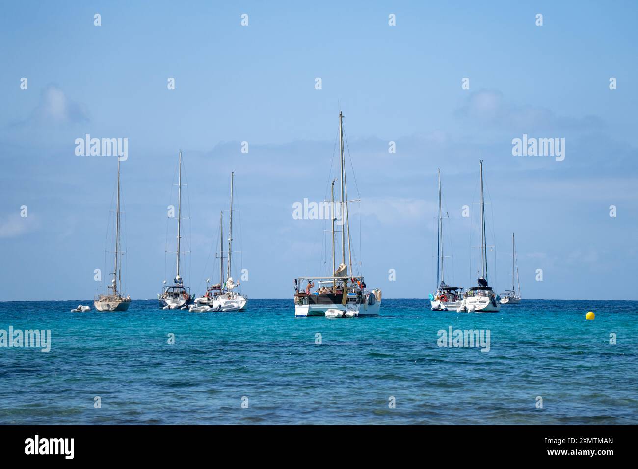 Vista delle barche a vela ancorate nel Mar Mediterraneo Foto Stock