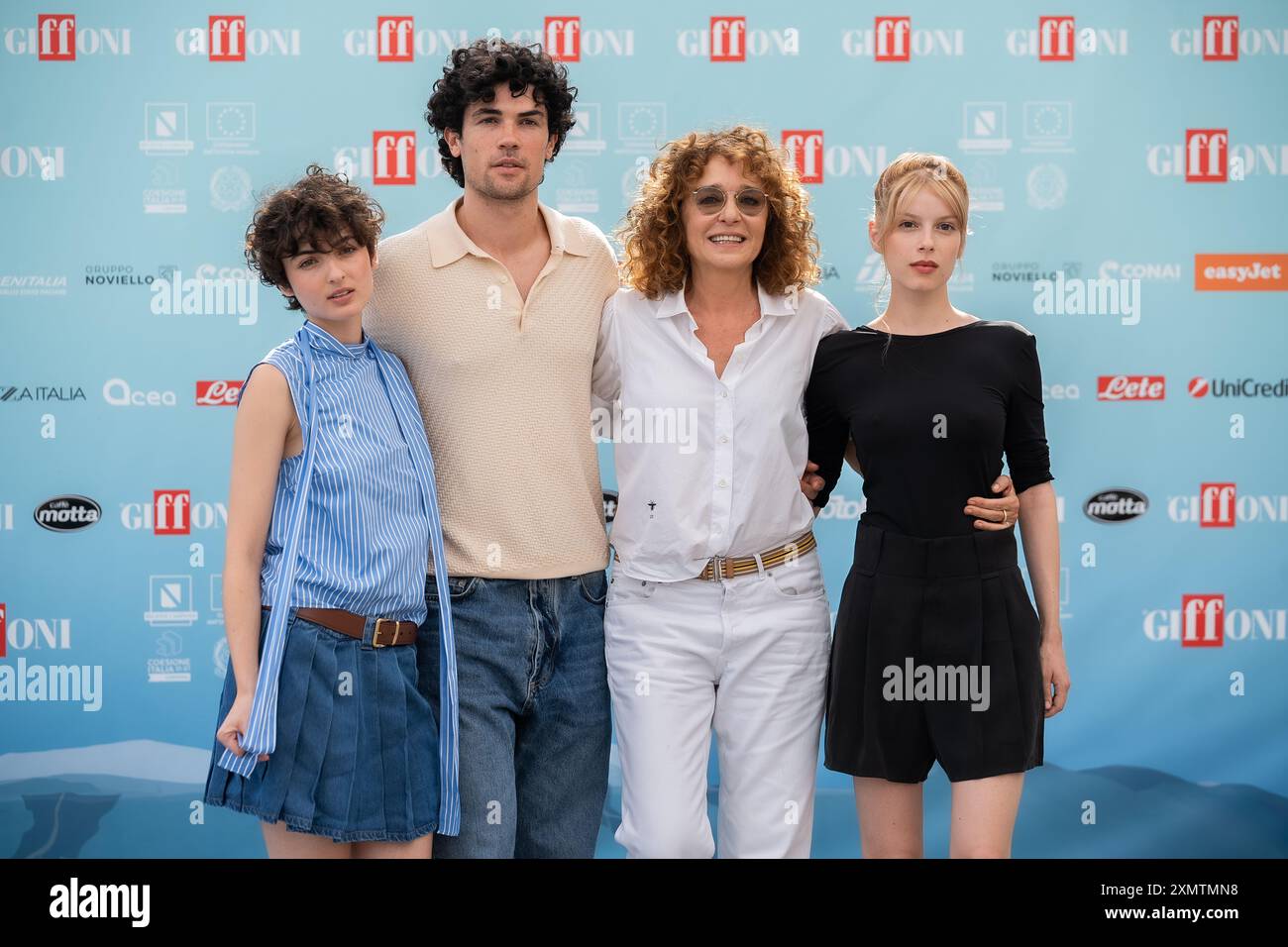 Giffoni Valle piana, Italia. GIFFONI FILM FESTIVAL 2024 dal 19 al 28 luglio 2024 a Giffoni Valle piana. Il cast (Giuseppe Spata, Tecla Insolia e Alma Noce) e la regista Valeria Golino della serie italiana "l'arte della gioia" partecipano alla Photocall al 54° Giffoni Film Festival 2024. 28 luglio 2024 a Giffoni Valle piana, Italia crediti: Andrea Guli/Alamy Live News Foto Stock