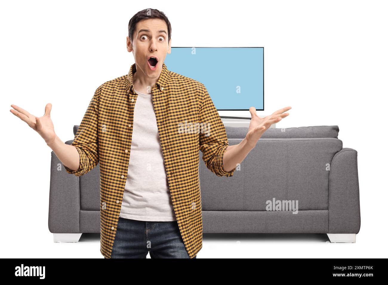 Un giovane sorpreso davanti a una tv isolato su sfondo bianco Foto Stock