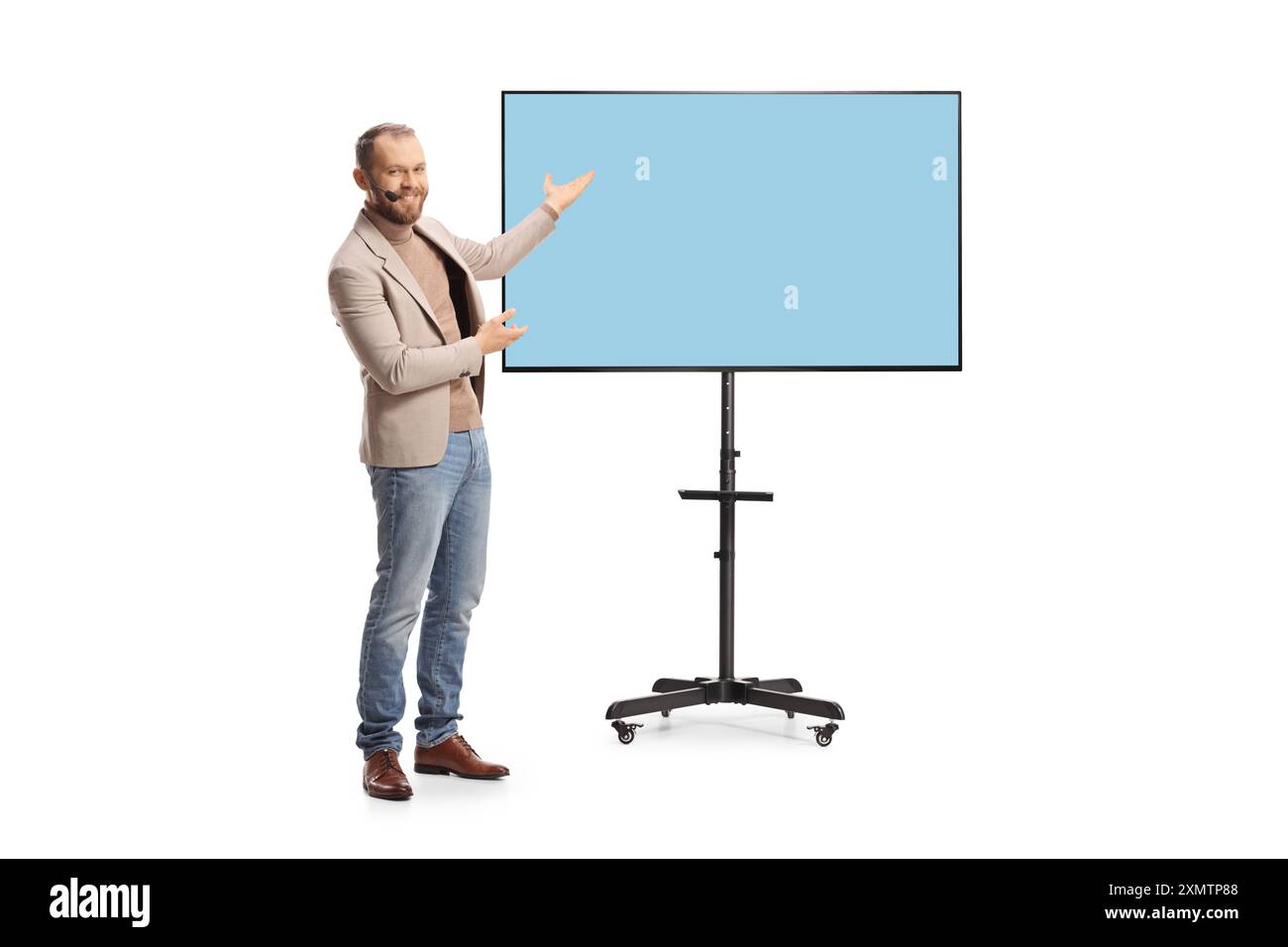 Giovane con una cuffia che presenta su uno schermo tv blu isolato su sfondo bianco Foto Stock