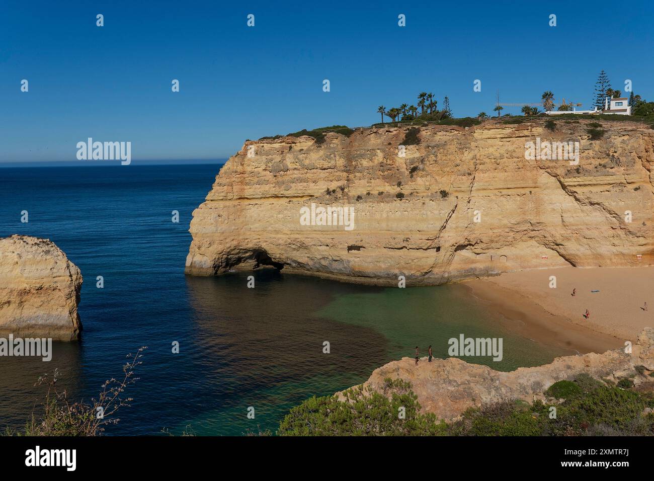 Coastline e grotte di Benegil, Algarve, Portogallo, Europa. Foto Stock