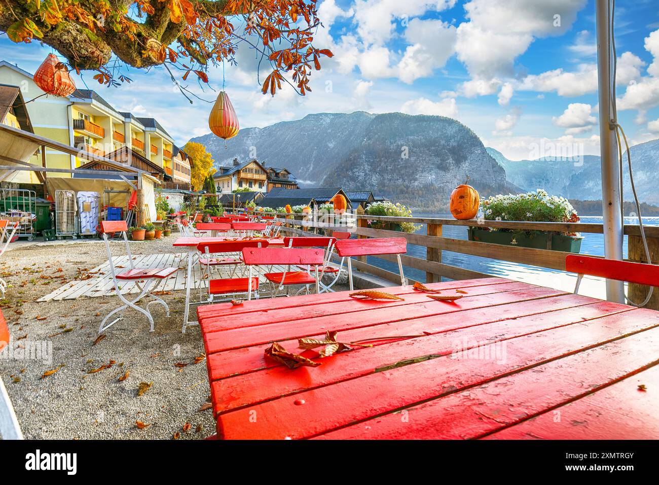 Splendida vista sul famoso lago Hallstatter. Soleggiata alba autunnale in un piccolo ristorante cinese vicino al lago. Ubicazione: Hallstatt, regione Salzkammergut, Aus Foto Stock