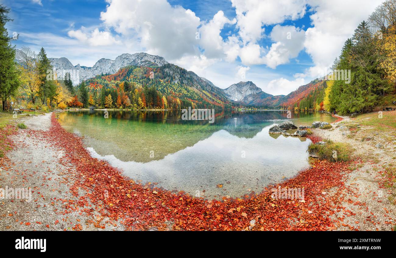Affascinante scenario autunnale del lago Vorderer Langbathsee. Popolare destinazione di viaggio. Ubicazione: Vorderer Langbathsee, regione Salzkammergut, alta Austria Foto Stock