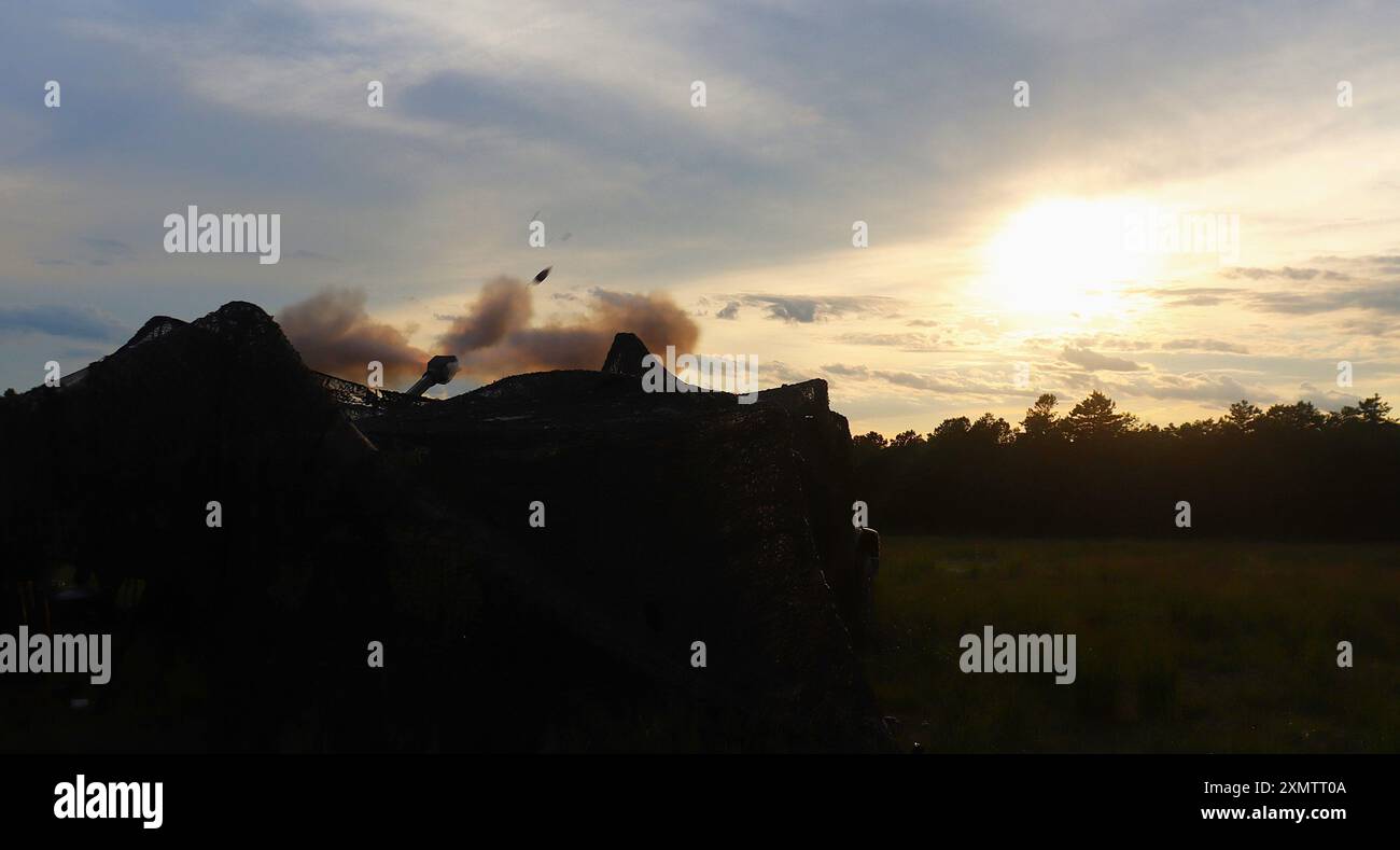 Le batterie mimetiche delle pistole si fondono nelle linee degli alberi quando la Golf Battery del 3° BN, 14 USMC, invia un altro campo di tiro di artiglieria durante l'addestramento al fuoco dal vivo a Fort Dix. (Immagini fornite dalla USASA Fort Dix Training Division / Steven Roussel) Foto Stock