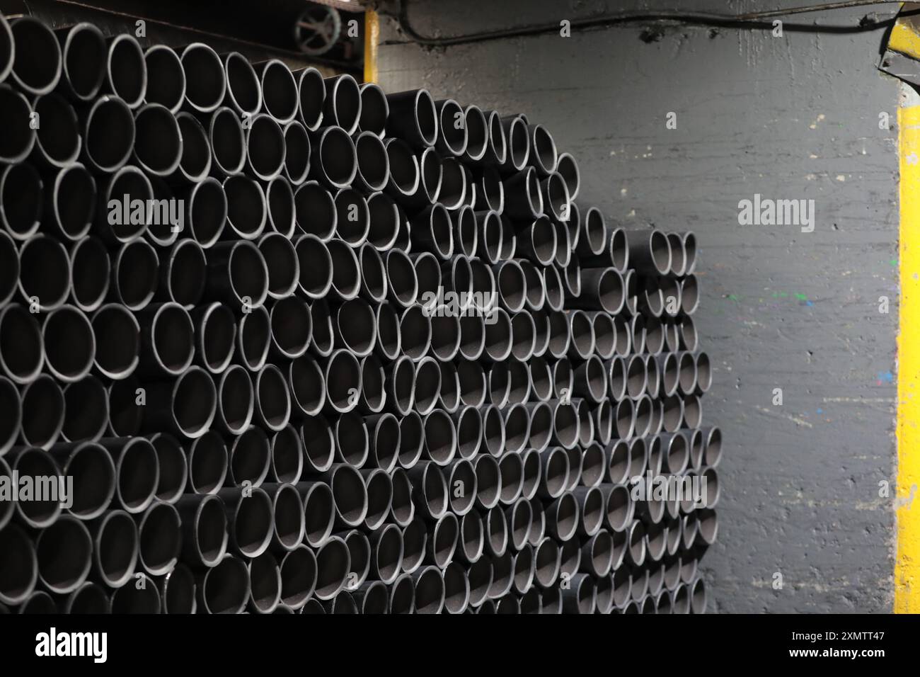 Custodie per cartucce di proiettili impilate in attesa della fase successiva del processo di produzione presso lo stabilimento di Scranton Army Ammunition Plant. (Foto U.S. Army, Scranton Army Ammunition Plant, di Eben Boothby, U.S. Army Materiel Command) Foto Stock