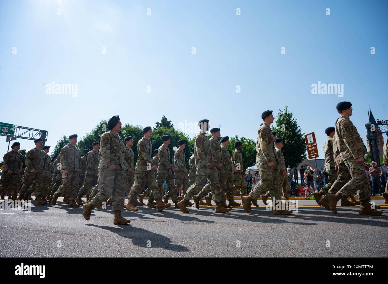 90th Security Forces Group Airmen march in the Cheyenne Frontier Days Grand Parade a Cheyenne, Wyoming, 20 luglio 2024. La Grand Parade mostra la storia e le tradizioni occidentali di Cheyenne, tra cui la collaborazione di lunga data della città e la base dell'aeronautica militare F.E. Warren. (Foto U.S. Air Force di Senior Airman Sarah Post) Foto Stock