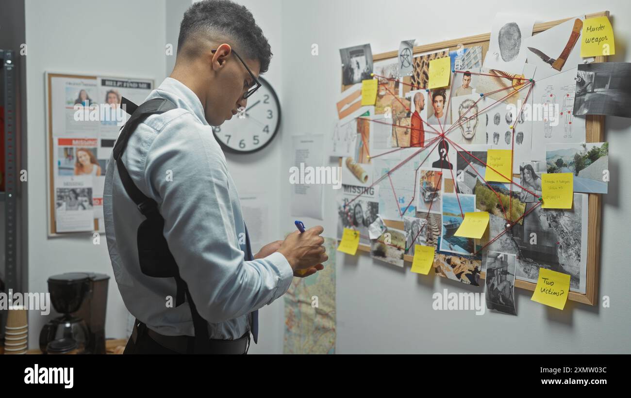 Un uomo analizza gli indizi su una tavola di sughero nell'ufficio di un detective, suggerendo un'indagine in corso. Foto Stock