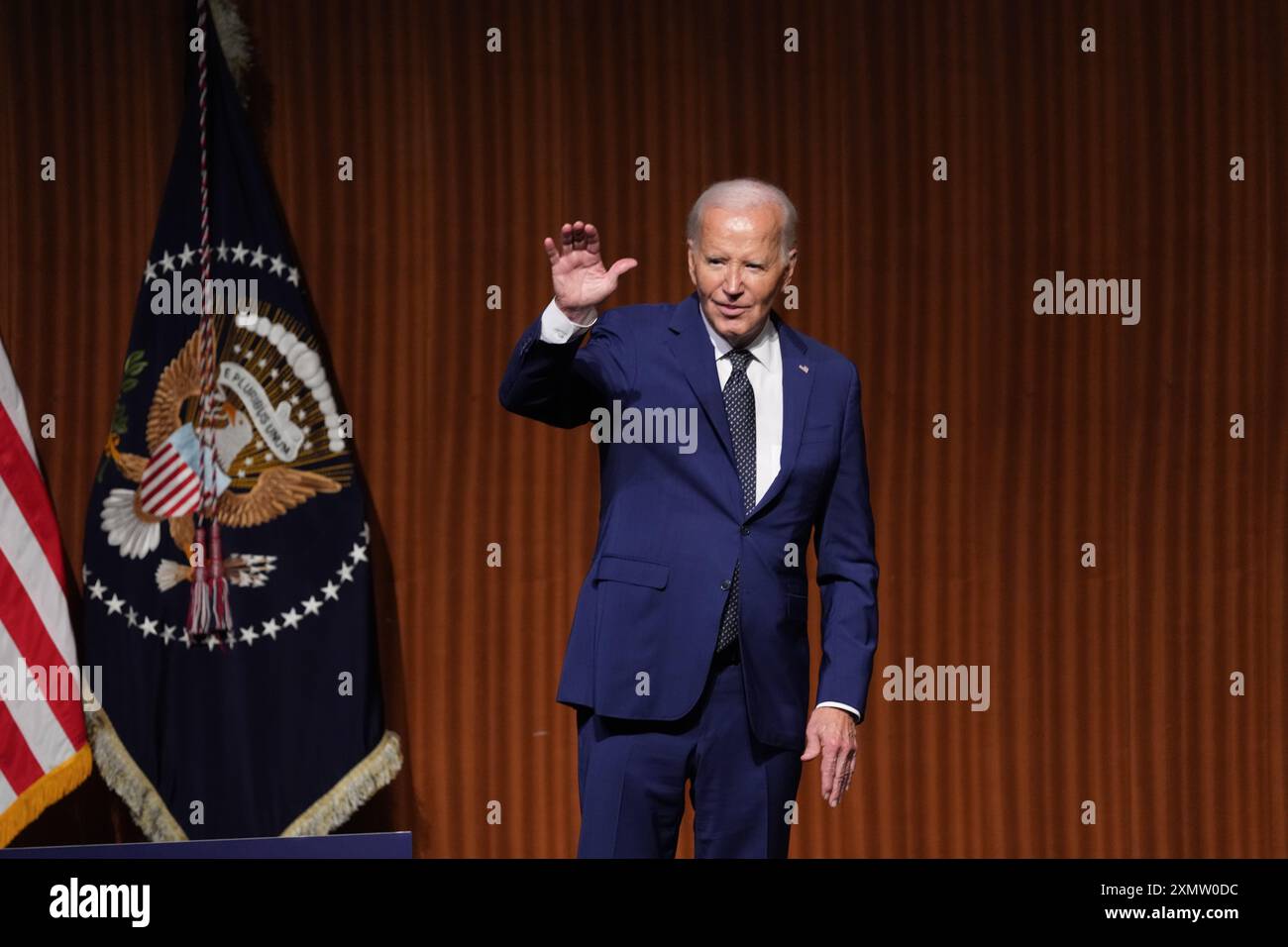 Il presidente degli Stati Uniti JOE BIDEN lascia il palco dopo aver tenuto il discorso di apertura alla Lyndon Baines Johnson Library di Austin il 29 luglio 2024, per commemorare il 60° anniversario della firma da parte di LBJ del Civil Rights Act nel 1964. Biden ha avvertito delle minacce alla democrazia se Donald Trump dovesse vincere un secondo mandato. Crediti: Bob Daemmrich/Alamy Live News Foto Stock