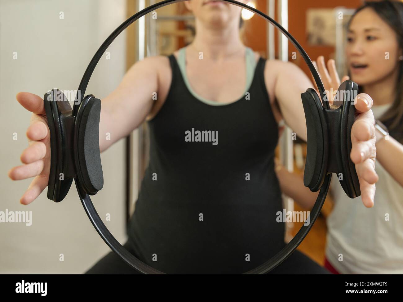 Una donna incinta che fa Pilates. Foto Stock