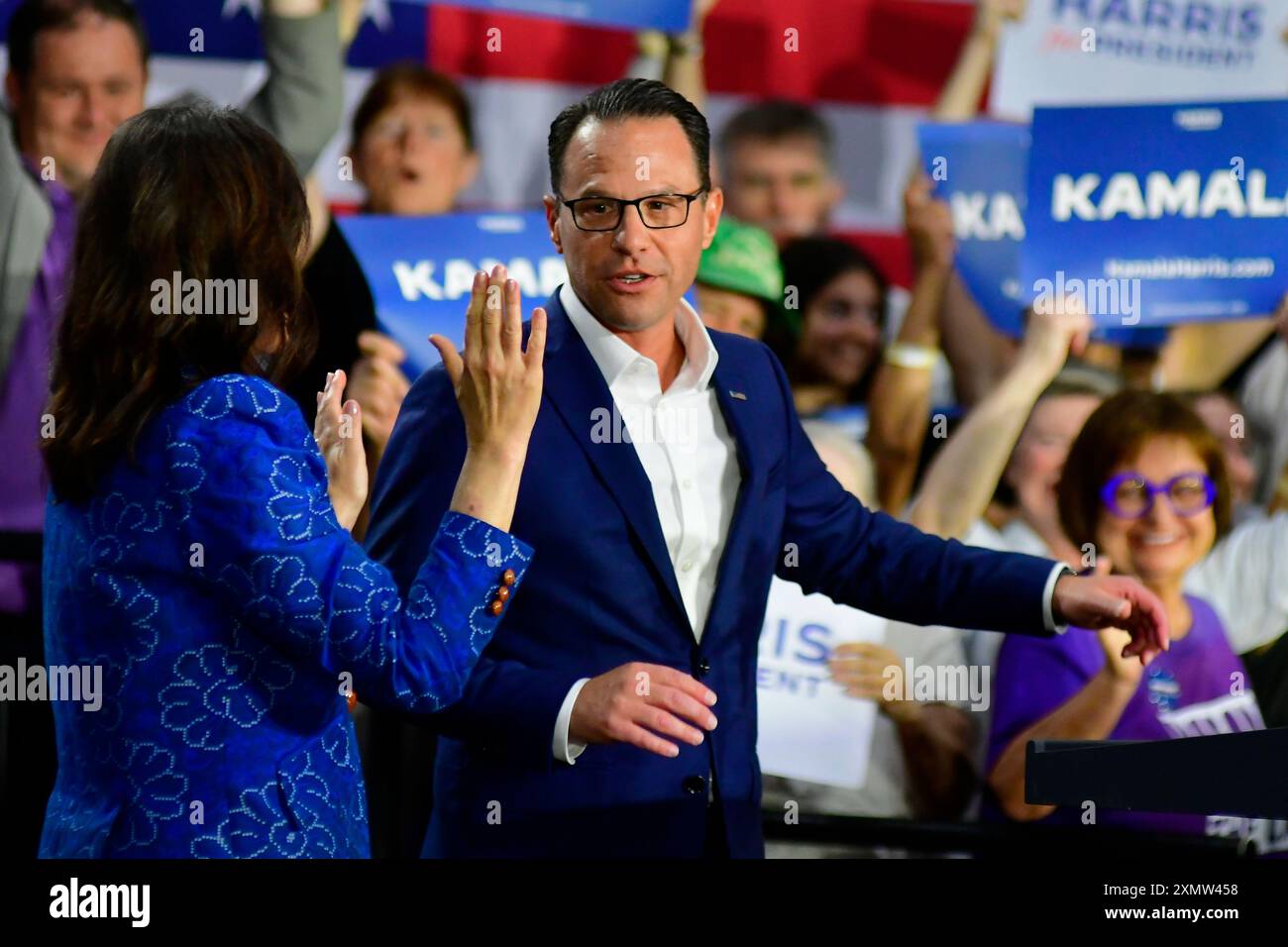 Il governatore Josh Shapiro, affiancato dal governatore Gretchen Whitmer, sale sul palco per un raduno a sostegno di Kamala Harris, tenuto da The Pennsylvania and Michigan Governors il 29 luglio 2024 a Lower Gwynned, PA, USA. Crediti: OOgImages/Alamy Live News Foto Stock