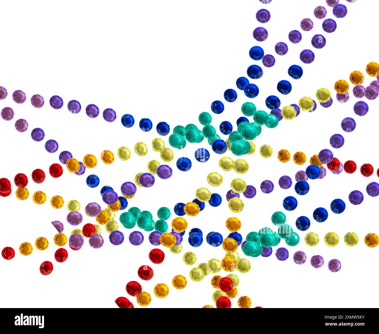 Linee dritte di strass sintetici o gemme a punti rotondi incrociate che creano un design astratto isolato. Le perle di gioielli brillano e sono tutte colorate con sfaccettature. Foto Stock