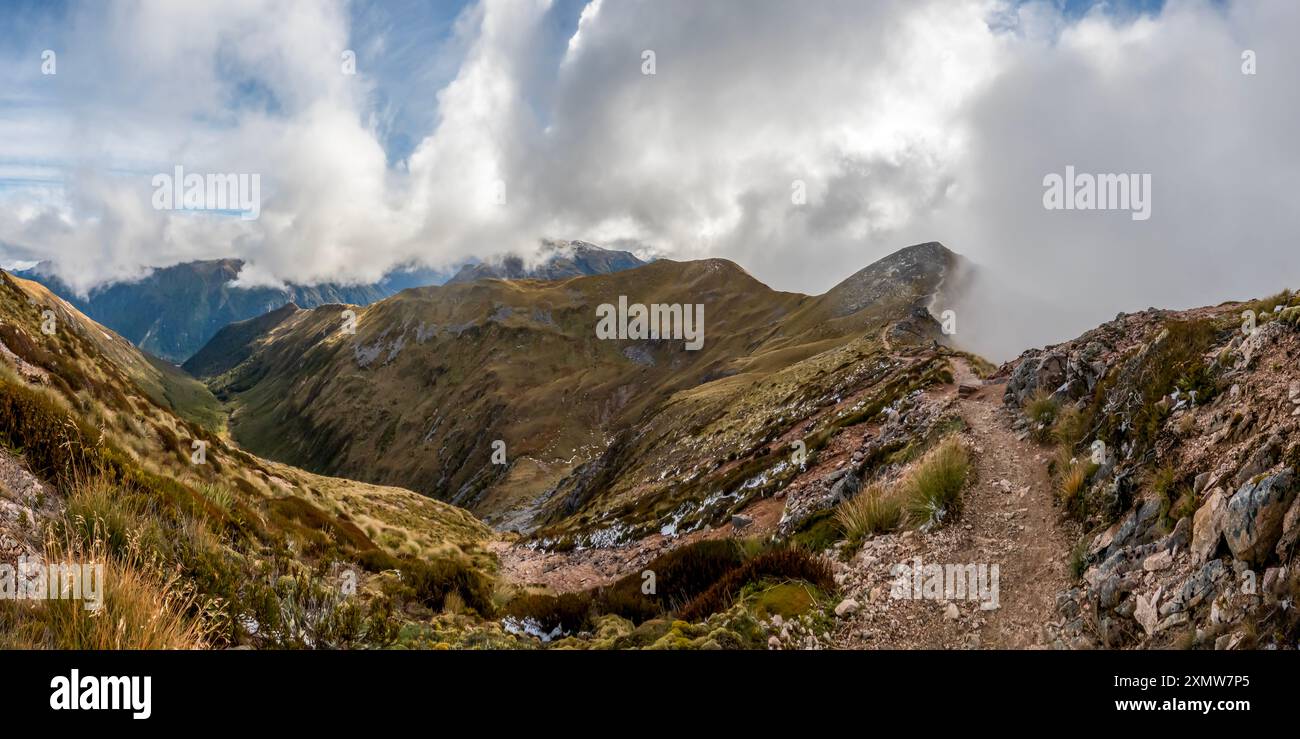 Kepler Track Panorama: Ampio paesaggio selvaggio che rivela vedute maestose delle montagne e delle cime ricoperte di tussock nel Parco Nazionale di Fiordland, New Zea Foto Stock