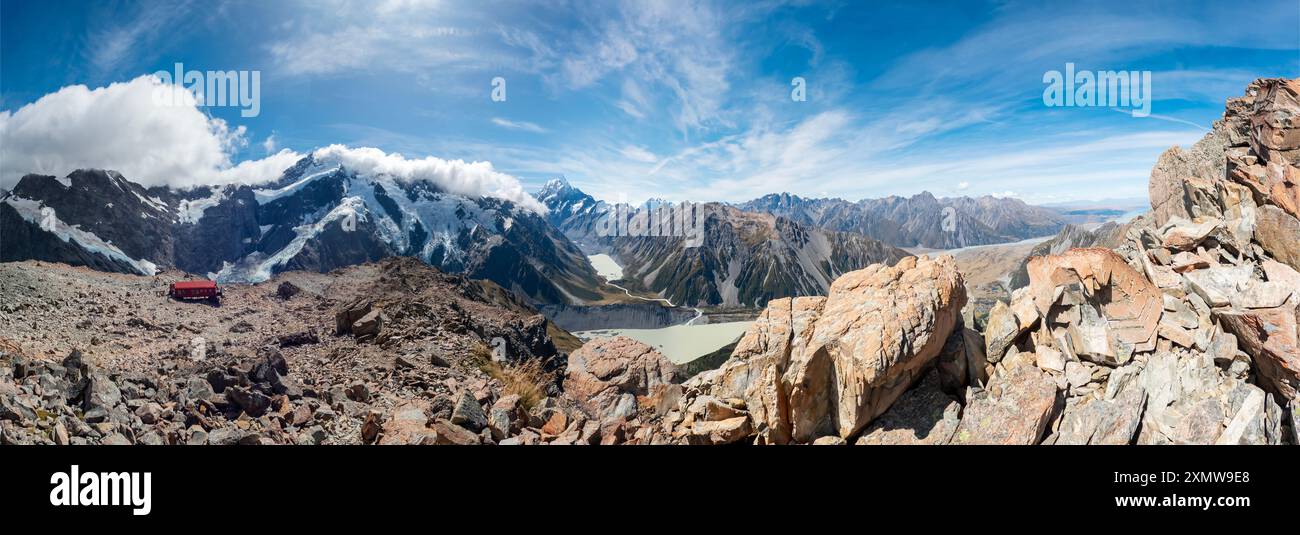 Paesaggio mozzafiato dalla Muller Hut Route con Mount Cook, Glacial Lake e Snowy Peaks ad Aoraki/Mount Cook National Park, nuova Zelanda Foto Stock