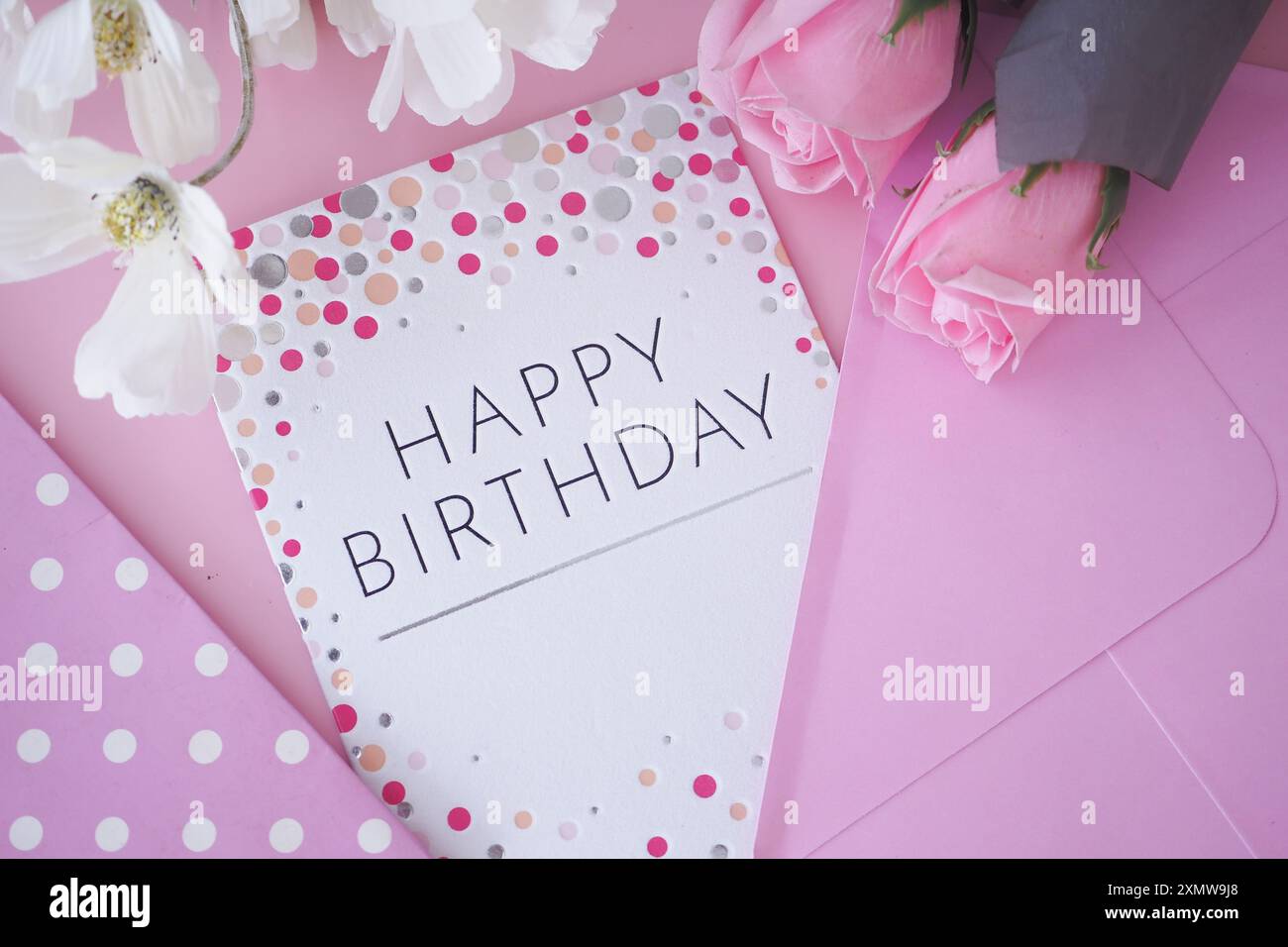 Si tratta di un'elegante carta di compleanno rosa che presenta deliziose rose e splendidi dettagli floreali Foto Stock