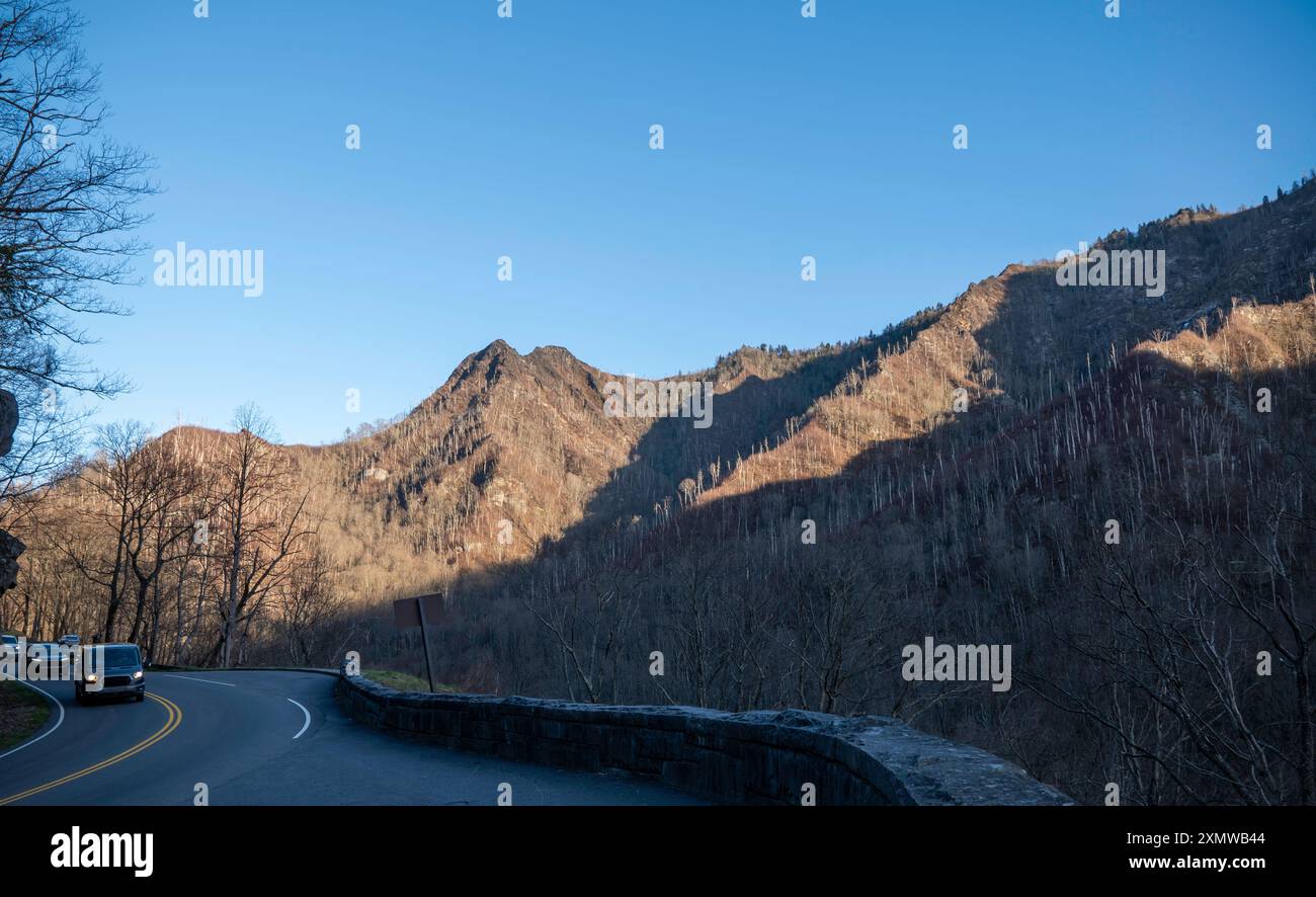 Luce del sole e ombre sulle Smokey Mountains nel Tennessee e auto in avvicinamento su una strada asfaltata del parco. Foto Stock