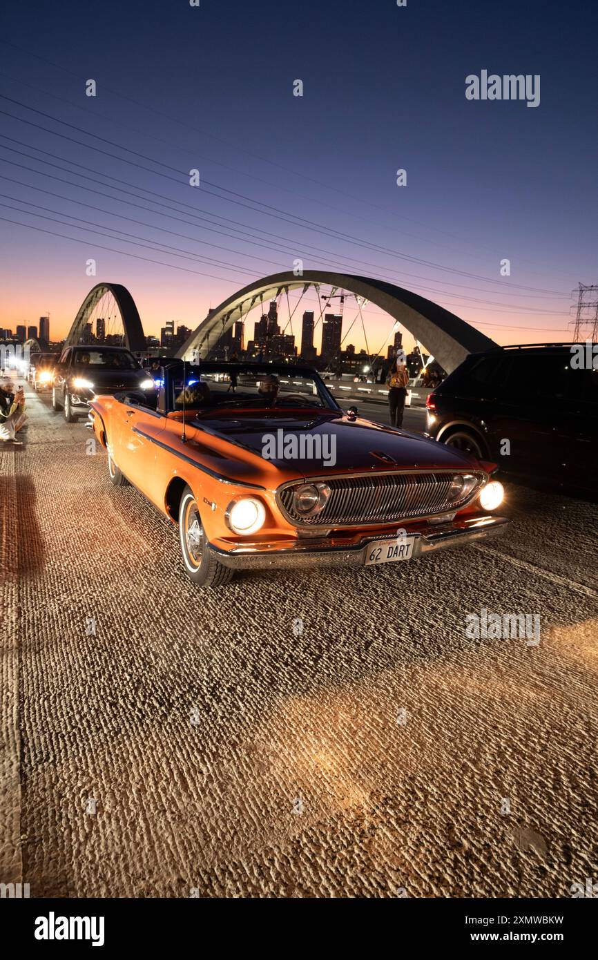 Classic Low Rider ha modificato le auto la notte di apertura sul viadotto Sixth Street al crepuscolo nel centro di Los Angeles Foto Stock