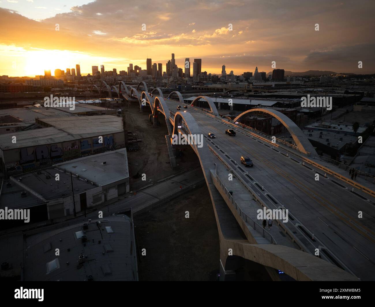 Sesto Street Bridge Viaduct nel centro di Los Angeles al tramonto poco dopo l'apertura della nuova strada con i suoi caratteristici archi Foto Stock