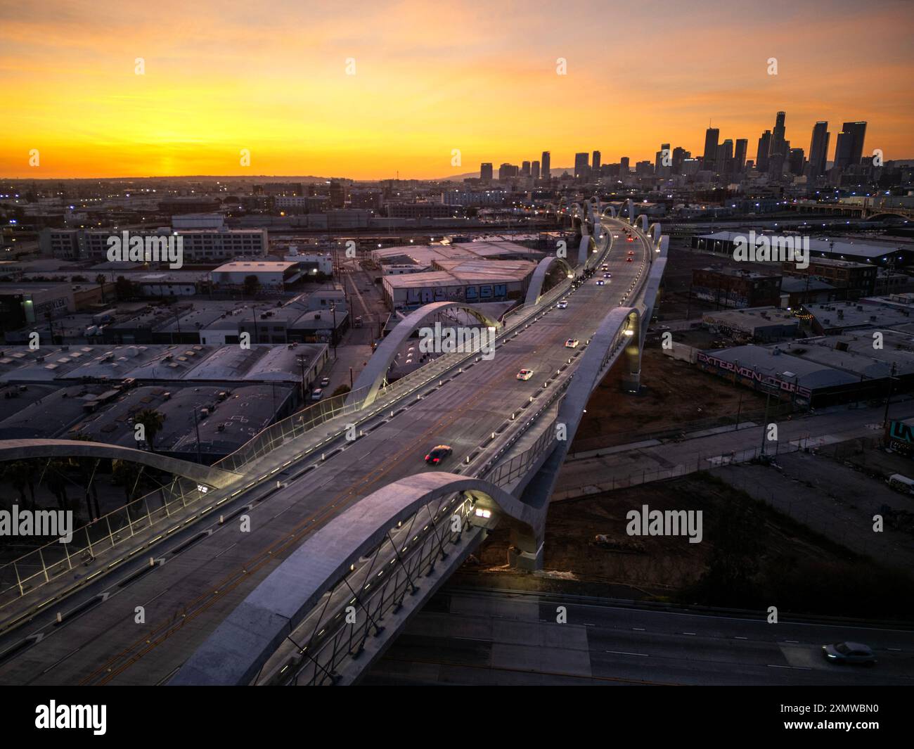Vista aerea del Viaduct Bridge di Sixth Street con lo skyline del centro di Los Angeles all'orizzonte al tramonto Foto Stock