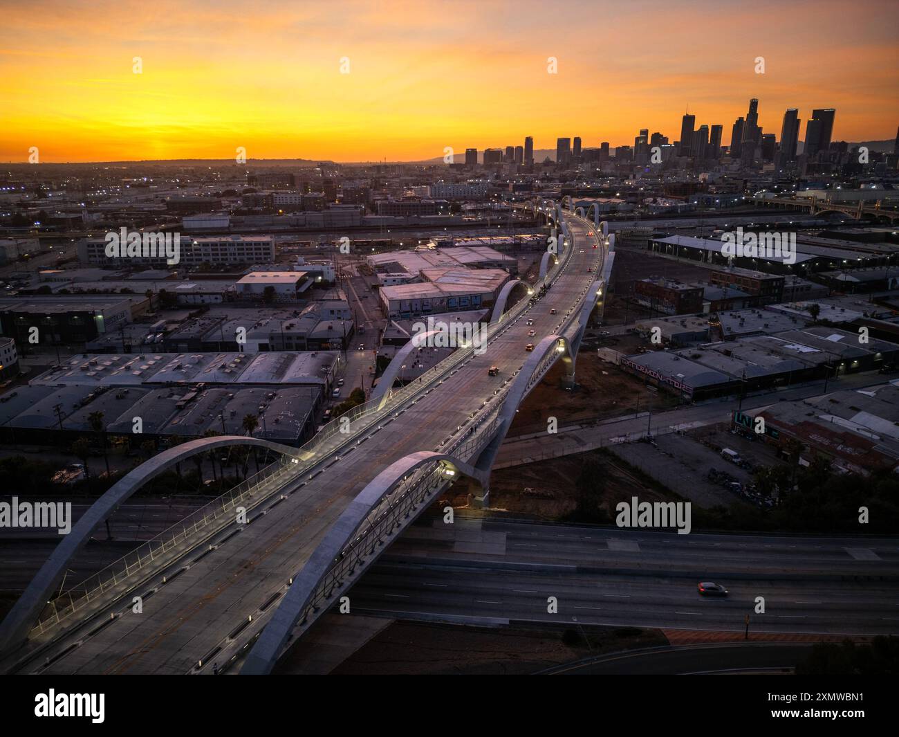 Vista aerea del Viaduct Bridge di Sixth Street con lo skyline del centro di Los Angeles all'orizzonte al tramonto Foto Stock