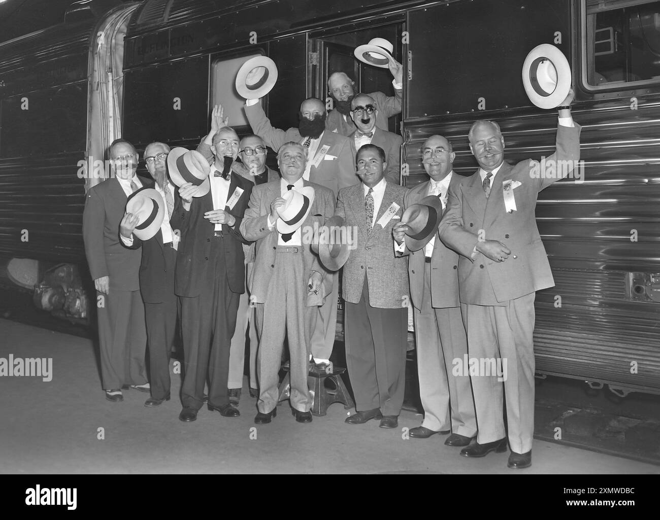 Frequentatori di convegni con baffi falsi alla Union Station di Chicago, CA. 1950 Foto Stock