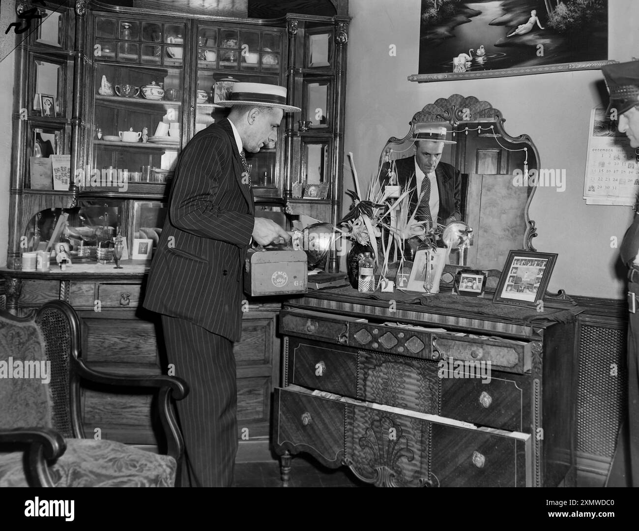 Il detective della polizia di Chicago cerca indizi sulla scena del crimine, circa 1935. Foto Stock