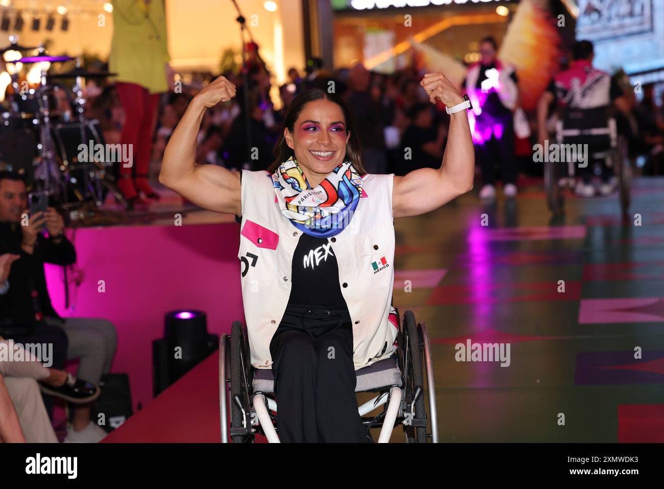 Città del Messico, Messico. 28 luglio 2024. Un atleta paralimpico cammina sulla "Paralympic Catwalk: Towards Paris Olympic Games 2024", dove sono in mostra le uniformi degli atleti paralimpici che rappresenteranno il Messico a Parigi 2024. Il 28 luglio 2024 a città del Messico, Messico. (Foto di Yamak Perea/ Eyepix Group/Sipa USA) credito: SIPA USA/Alamy Live News Foto Stock