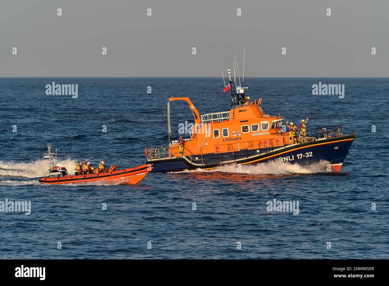 Weymouth, Dorset, Regno Unito. 29 luglio 2024. Il battello di salvataggio RNLI di Classe Severn RNLB Ernest e Mabel organizza una mostra serale con la scialuppa di salvataggio costiera di Classe B Jack e Phyl Cleare per il pubblico al largo della costa ai Giardini Nothe durante la giornata di divertimento degli enti di beneficenza durante la settimana delle scialuppe di salvataggio a Weymouth nel Dorset. Crediti fotografici: Graham Hunt/Alamy Live News Foto Stock