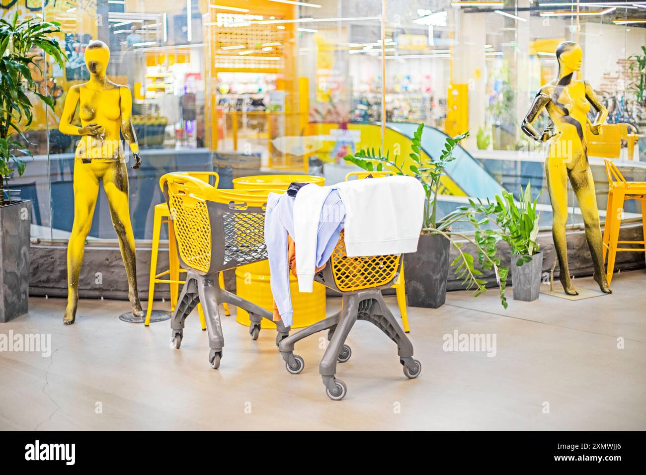 carrello della spesa in plastica con oggetti nel supermercato Foto Stock