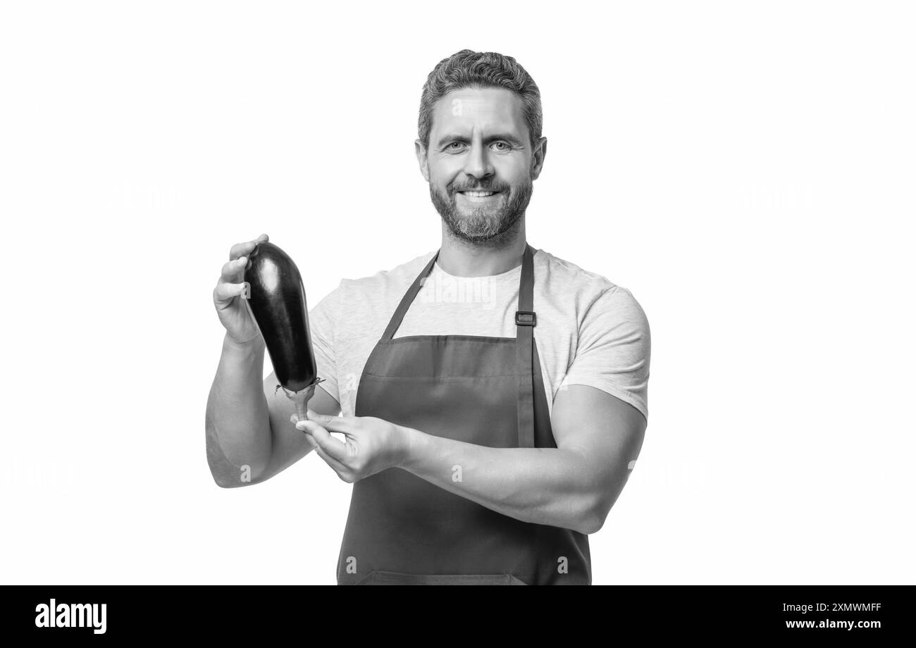 uomo felice in grembiule con verdure di melanzane isolate su bianco Foto Stock