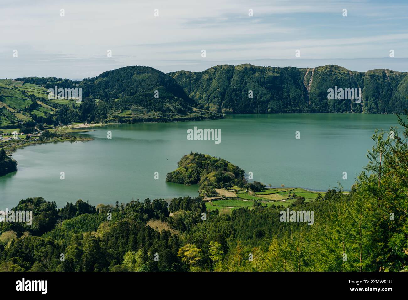 Azzorre - lago vulcanico blus Sete Cidades, paesaggio verde in Portogallo, San Miguel. Foto di alta qualità Foto Stock