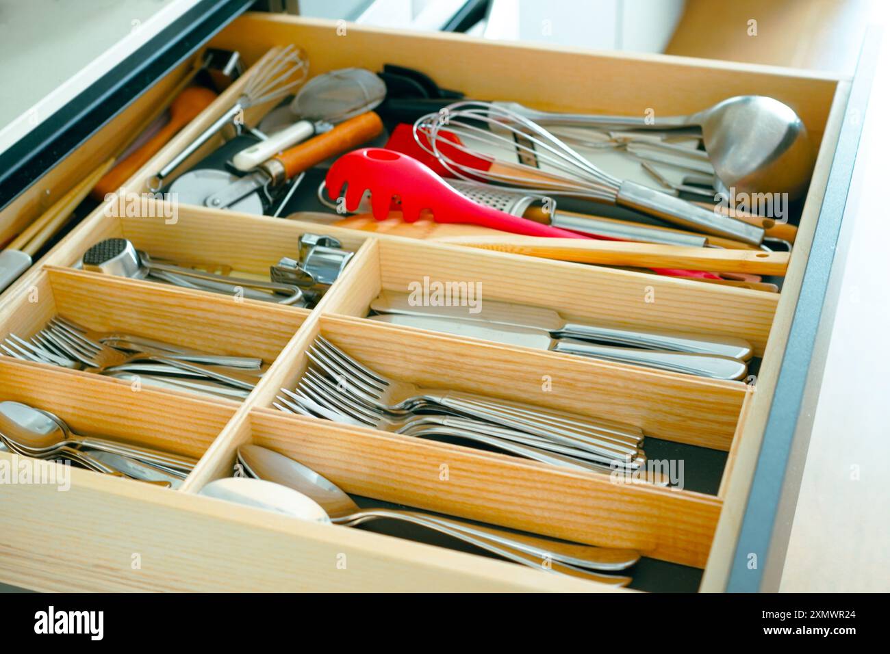 Cassetti da cucina per cucchiai e utensili da cucina Foto Stock