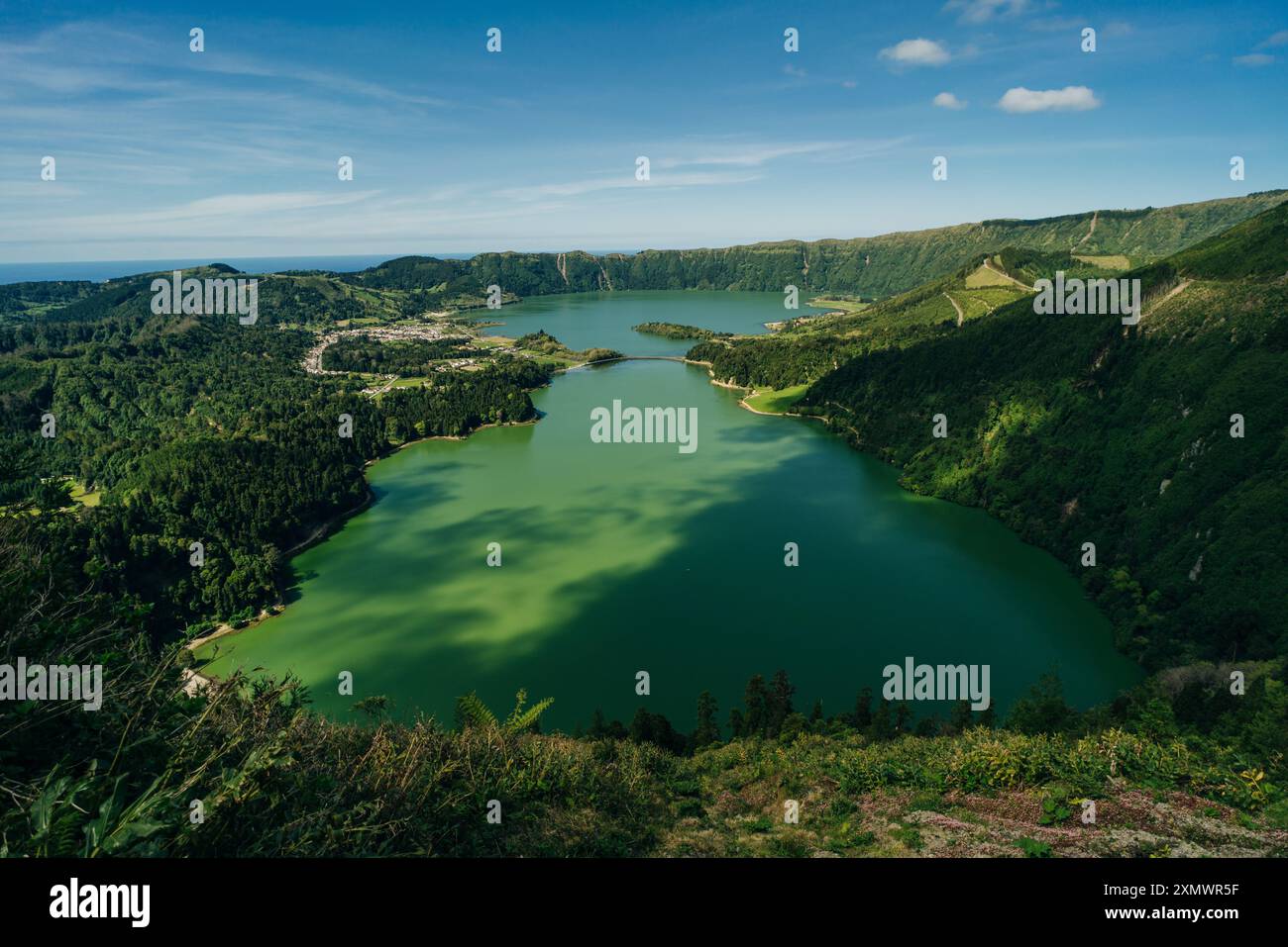 Azzorre - lago vulcanico blus Sete Cidades, paesaggio verde in Portogallo, San Miguel. Foto di alta qualità Foto Stock