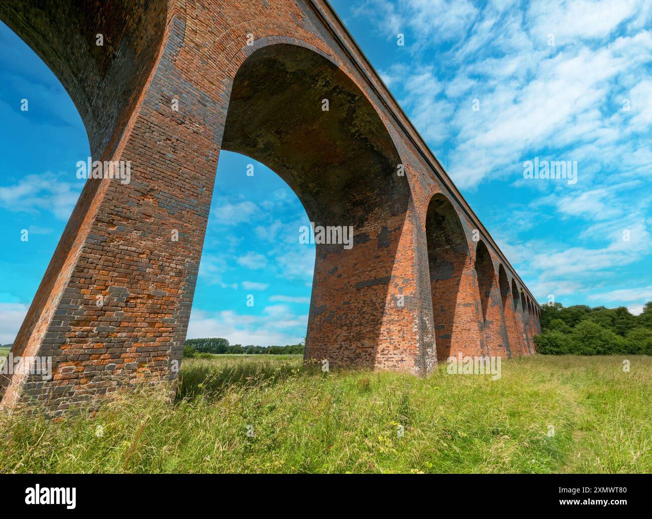 Primo piano degli archi del vecchio viadotto ferroviario vittoriano in mattoni rossi in disuso vicino a Marefield, John o' Gaunt e Twyford nel Leicestershire, Inghilterra, Regno Unito Foto Stock