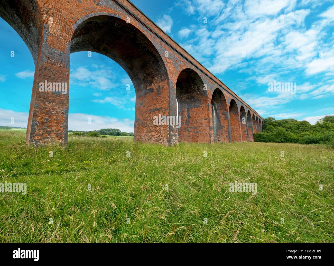 Primo piano degli archi del vecchio viadotto ferroviario vittoriano in mattoni rossi in disuso vicino a Marefield, John o' Gaunt e Twyford nel Leicestershire, Inghilterra, Regno Unito Foto Stock