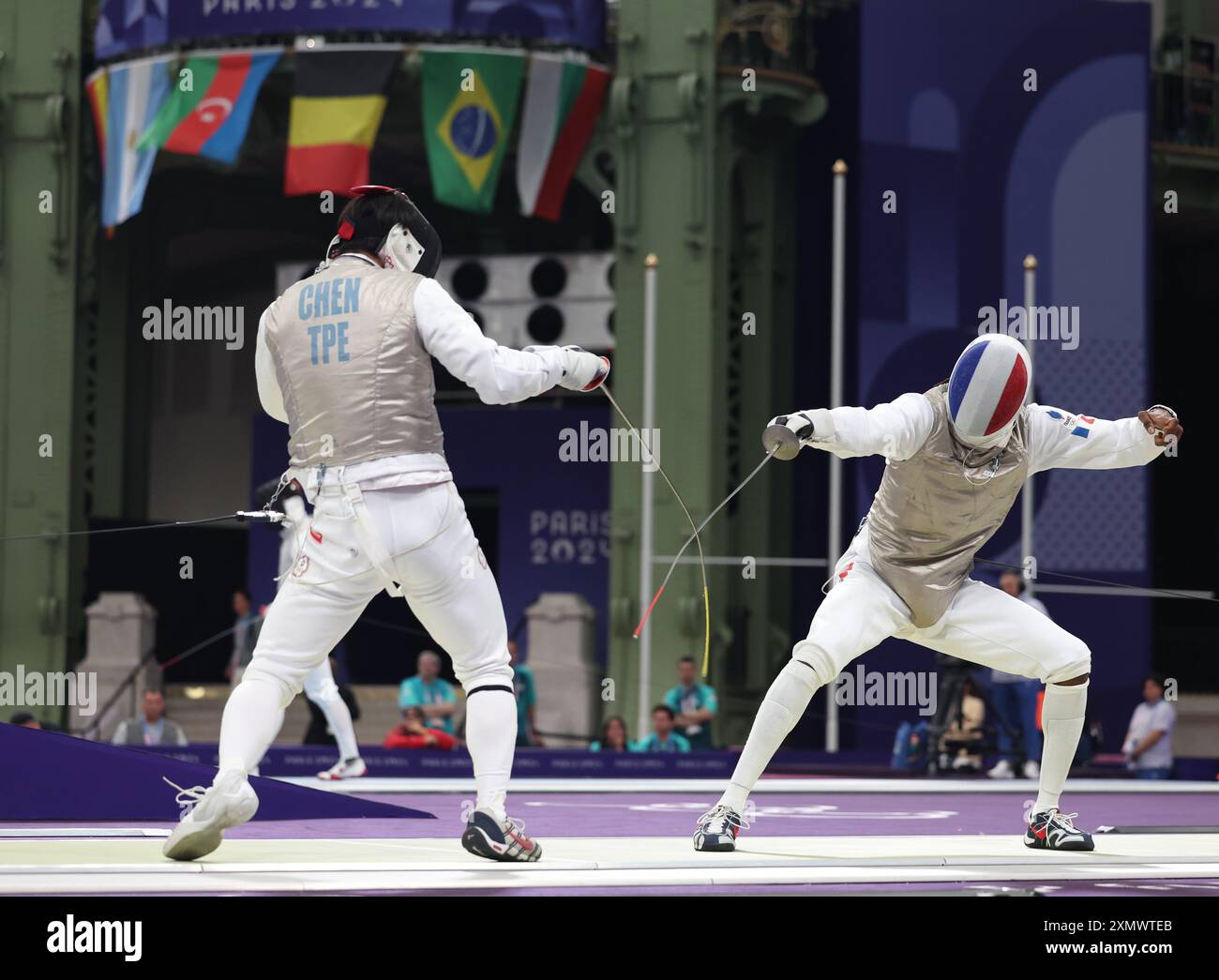 Parigi, Francia. 29 luglio 2024. Yi-Tung Chen del Team Chinese Taipei e Enzo Lefort del Team France gareggiano durante l'MenÕs Sabre individuale al Grand Palais il terzo giorno dei Giochi Olimpici di Parigi 2024, Parigi, Francia. Crediti: Isabel Infantes/Alamy Live News Foto Stock