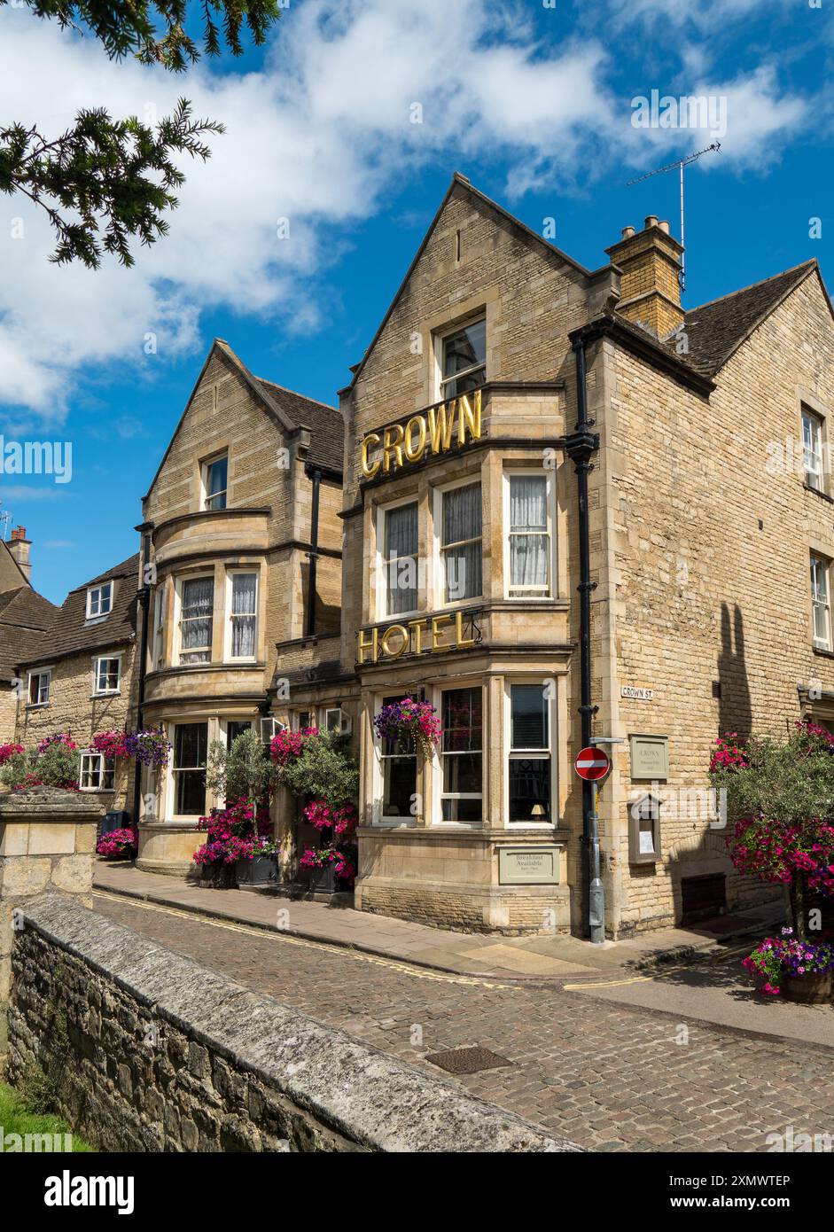 The Crown Hotel in All Saints Place vicino a Red Lion Square, Stamford, Lincolnshire, Inghilterra, Regno Unito a luglio. Foto Stock