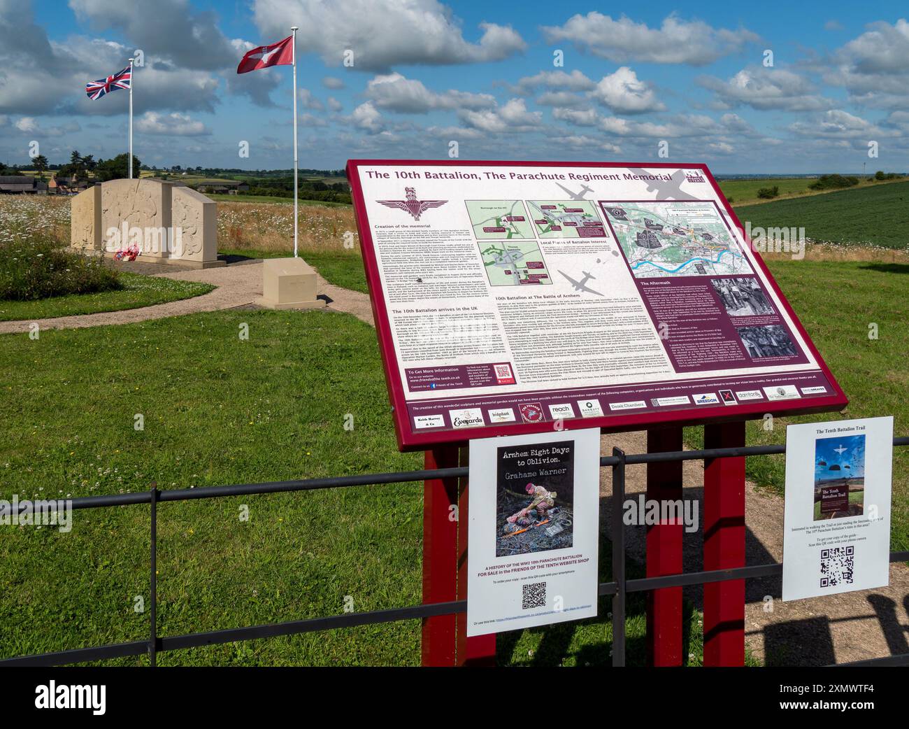 Scheda informativa e memoriale del 10th Battalion Parachute Regiment eretto vicino a Burrough on the Hill e Somerby, Leicestershire, Inghilterra, Regno Unito Foto Stock