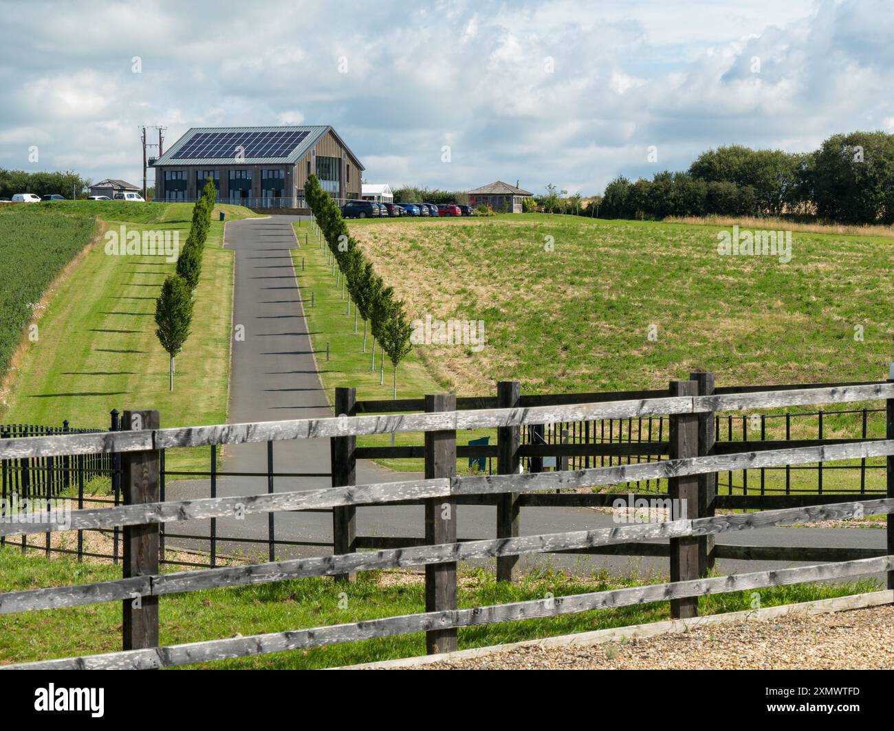 Strada d'ingresso al "Get Busy Living Centre" fondato dalla Matt Hampson Foundation, Burrough on the Hill, Leicestershire, Inghilterra, Regno Unito Foto Stock